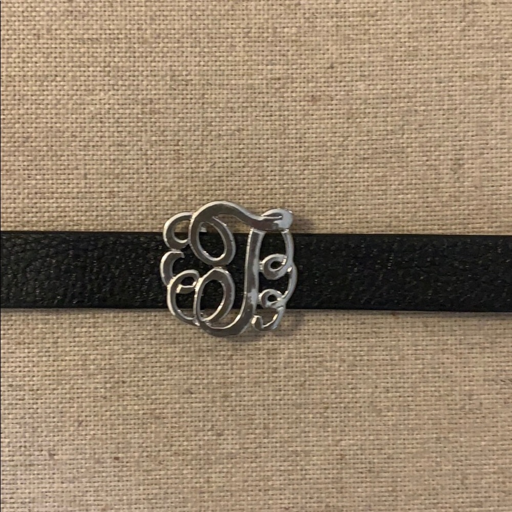 Black leather upper bracelet with letter T